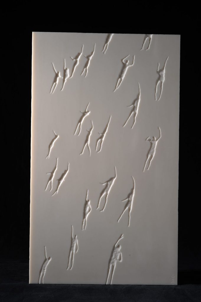 Nageurs | H 60 x L 35.2 cm | gravure murale | Corian blanc