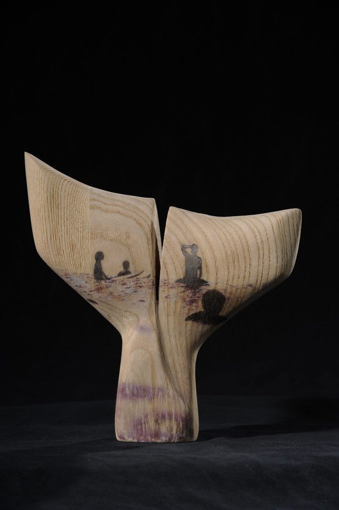 Queue de baleine surfeurs | H 22 x L 22 cm | Frêne avec dessin